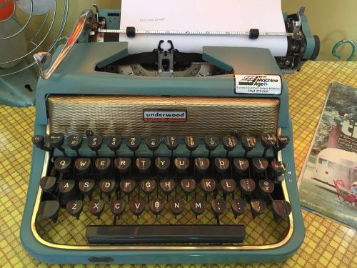 Underwood Typewriter Golden Touch Quiet Tab Deluxe Blue / Turquoise / Teal