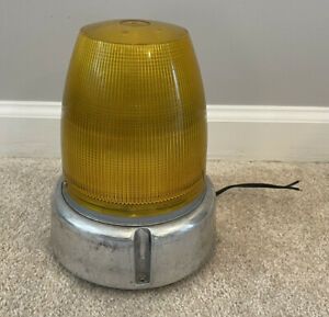 Whelen 1200D Strobe Beacon Light, Amber, Magnet Mount (construction flashing)