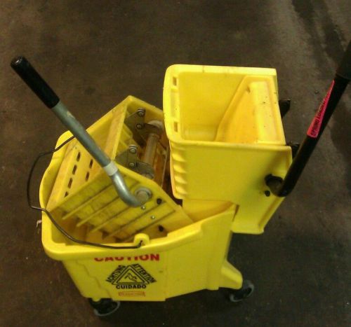 COMMERCIAL MOP BUCKET &amp; RINGER...RUBBERMAID... With extra ringer