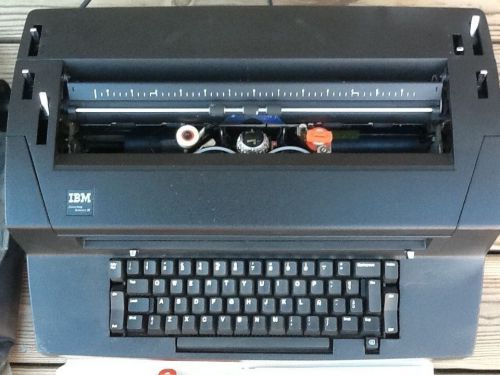 VINTAGE IBM ITG 0045 BLACK Correcting Selectric III Type-writer with accessories