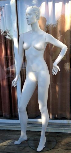 Mondo Sand3 Female White Fiberglass Complete w Head Mannequin W/Glass Stand NEW