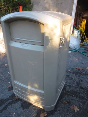 RUBBERMAID PLAZA COMMERCIAL INDOOR OUTDOOR 50 Gal TRASH CONTAINER W/ LINER BEIGE
