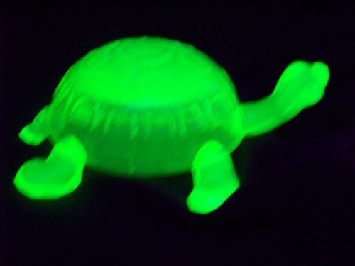 GLASS VASELINE GREEN URANIUM  HEAD UP TOMMY TURTLE   (( id199221 ))