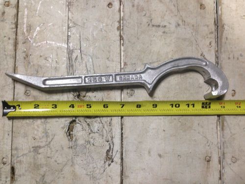 250 w rs canada spanner wrench cast iron 4&#034; pin or rocker lug w/ pry bar hydrant for sale