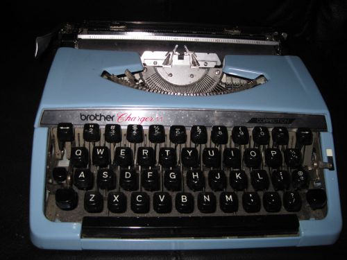 VINTAGE BROTHER CHARGER 11 PORTABLE TYPEWRITER WITH CASE
