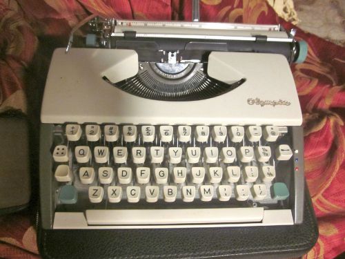 Olympia Compact deluxe Portable /  Manual Typewriter w/ leather case  EXC+
