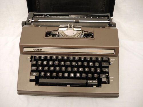 VINTAGE BROTHER  CORRECT-O-RITER  ELECTRIC  PORTABLE TYPEWRITER WITH CASE