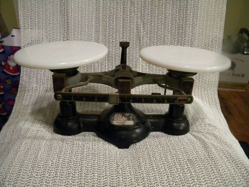 VINTAGE OHAUS BALANCE SCALE WITH PORCELAIN PLATES.