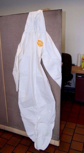 CASE OF 25, TY127SWH MEDIUM, PERSONAL PROTECTION (PPE) COVERALL W/ ZIPPER &amp; HOOD