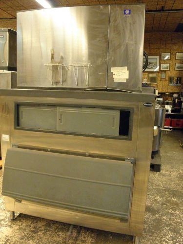 Manitowoc s-series sd1802a 1880 lb air cooled ice cube machine with 1200 lb bin for sale