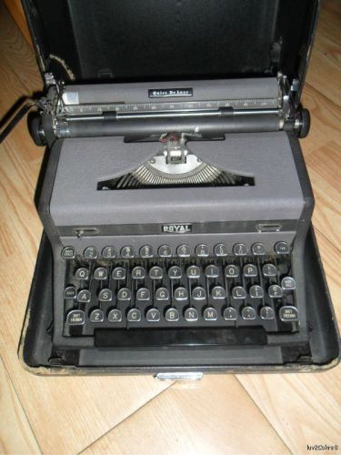 Vintage 1940s ROYAL QUIET De LUXE TYPEWRITER Portable Black working Case