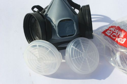 Willson respirator w/ filter retainers 14140122 3AD60