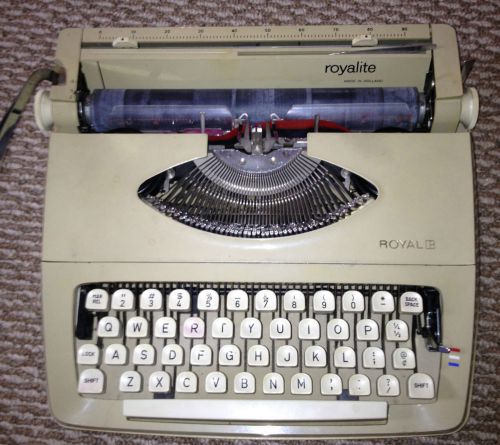 Vintage Royal Royalite Portable Typewriter 12&#034;