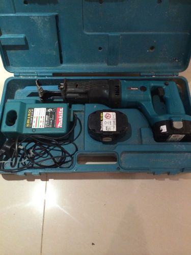 makita cordless 18v reciprocating saw plus charger and two batteries