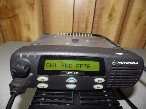Motorola CDM1250 UHF Mobile Radio AAM25SHD9AA2AN 450-512 Mhz 25W 64 Channels