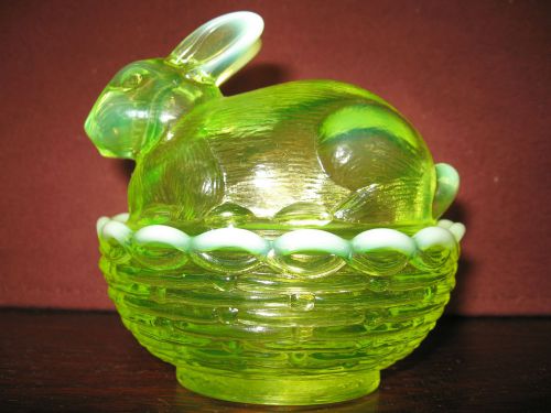 Vaseline opalescent glass bunny rabbit uranium on nest basket dish easter green