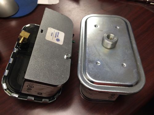 (2) Johnson Controls P32AF-2 Differential Pressure Switch 0.05-5 IN. W.C.