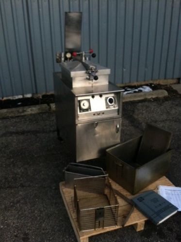 HENNY PENNY PRESSURE FRYER M500 ELECTRIC AND CHEAPEST ANYWHERE + SEND OFFER