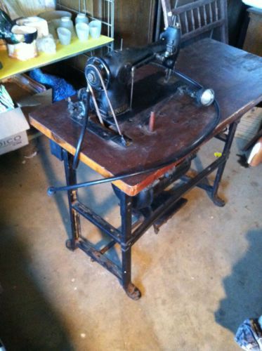 1942 VINTAGE SINGER  INDUSTRIAL SEWING MACHINE w/Table and original light