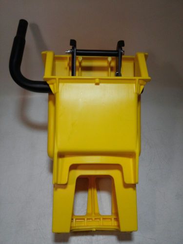 Genuine joe gjo60466 splash guard mop bucket/wringer 6.50 gallon capacity yellow for sale