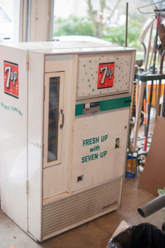Vintage 7-UP Soda Vending Machine Vendorlator VF77F Untested Key 7UP coke pepsi