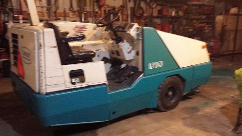 Tennant 810 Perkins Diesel Sweeper