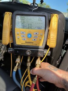 Fieldpiece SM380V 3-port SMAN Refrigerant Manifold With Micron Gauge/ Hoses