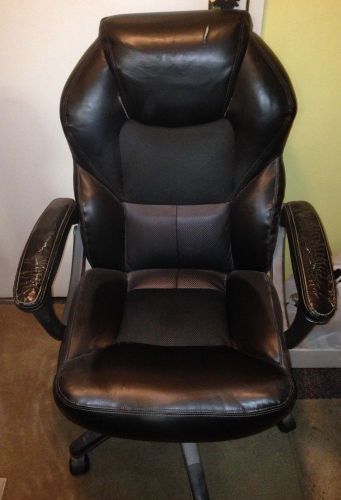 STAPLES LEATHER GAMING OFFICE CHAIR $150 RETAIL