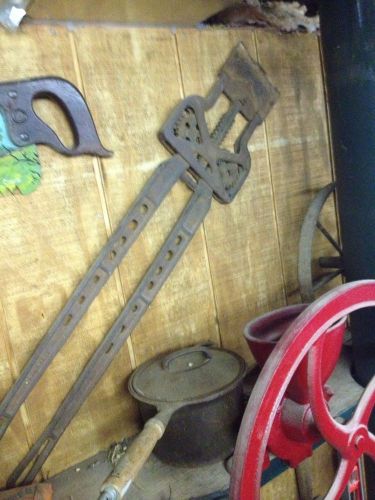 OLD LIVESTOCK CATTLE DEHORNER TOOL , Cast Iron Vintage Barn Blacksmith Anvil