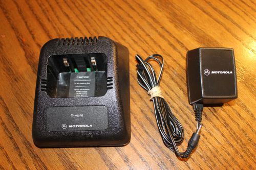 Motorola NTN1174A Portable Radio Charger