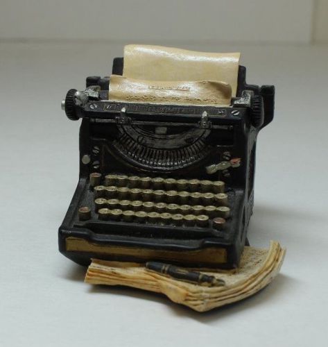 &#034;Hunt &amp; Peck&#034; BUSINESS CARD HOLDER Typewriter Figurine EUC, WRITER GIFT