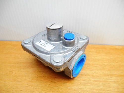 Maxitrol rv48l gas regulator w integral vent  1/2  psig  3/4  npt for sale