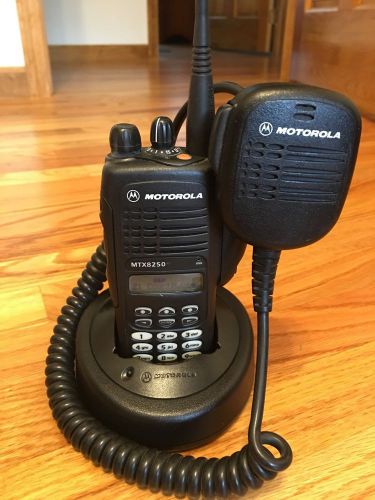 Motorola MTX8250 800 MHz AAH25UCH6GB6AN With Charger, Batt And Mic