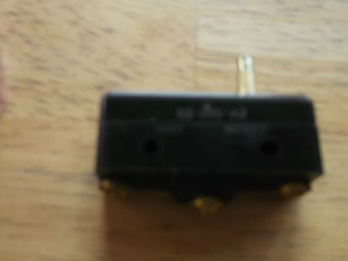 BZ-2RS-A2 QTY 1 NEW HONEYWELL MICROSWITCH STRAIGHT OT PLUNGER SPDT 15A 480V