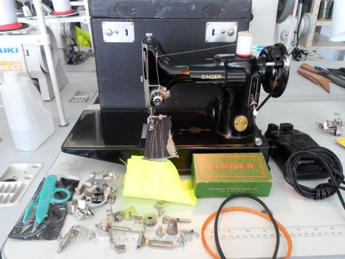 SINGER 221K FeatherWeight PORTABLE SEWING MACHINE, GREAT WORKING CONDITION