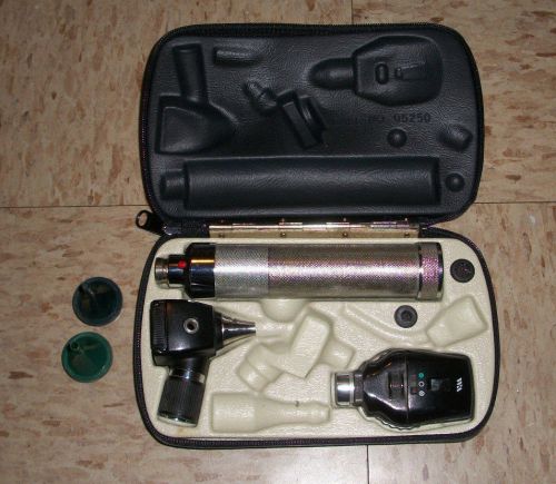 Welch Allyn 11720 Coaxial Ophthalmoscope includes head and handle and case