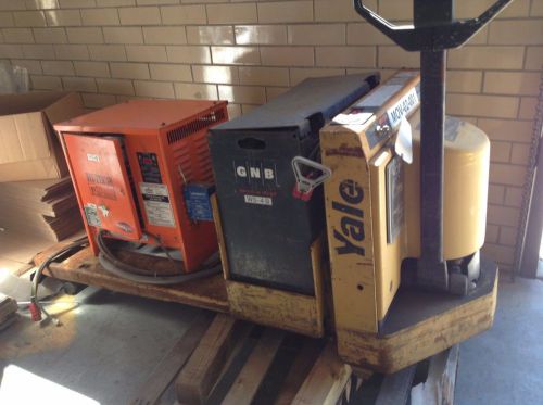 Yale electric pallet jack MPW060LEN24T2748 with charger