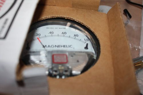 NEW DWYER MAGNEHELIC PRESSURE GAUGE MODEL 2001