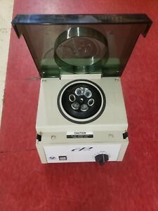 COLE PARMER CENTRIFUGE  MODEL 17250-10    3400 RPM  Fixed Speed / 60-minute Time