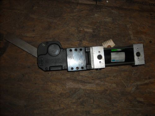 DE-STA-CO R993AR-ACA021-135-97-R1-C1, Pneumatic Clamp, With Arm, No Sensor, Used