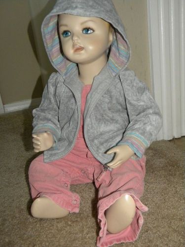 Life size Fiberglass Child Sitting Baby Girl Mannequin display store clothing