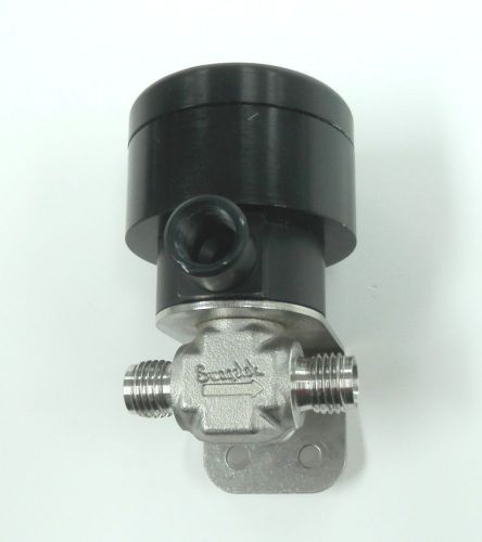 SS-92S4-C, Toggle Valve, 1/4 in. Swagelok Tube Fitting, NC Actuator