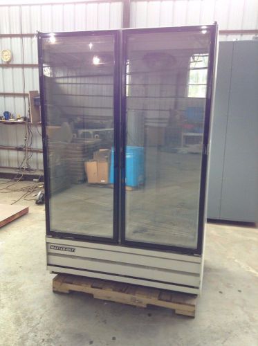 Master-bilt blg-48hd 2-section glass door merchandiser freezer 5 to -15f for sale