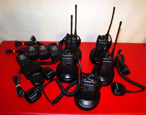 One motorola ht750 two-way radio 4ch 4w uhf 450 - 512 mhz aah25sdc9aa2an mic pic for sale