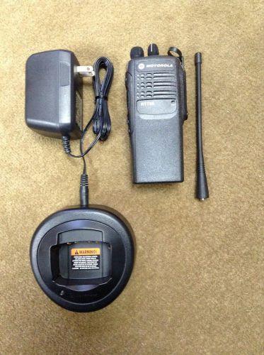 Motorola HT750 UHF radio AAH25SDC9AA3AN with ant., charger, &amp; new battery