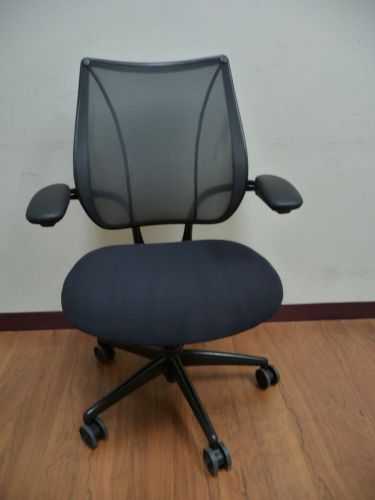 Humanscale &#034;liberty&#034; office chair - black fabric seat &amp; mesh back #10572 for sale