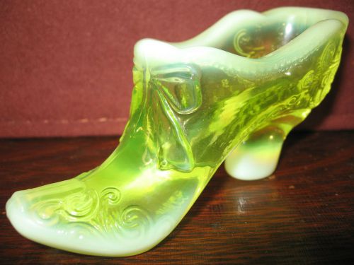 Vaseline opalescent glass Bow pattern Shoe Slipper Boot christmas uranium yellow