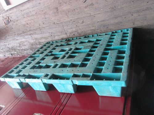 PLASTIC PALLETS / SKIDs buy all 27!, MAKE AN OFFER! CAN SHIP ON ONE PALLET! call