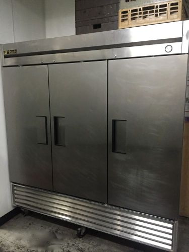 True Three Section Solid Door Reach in Refrigerator//Restaurant, Bakery...