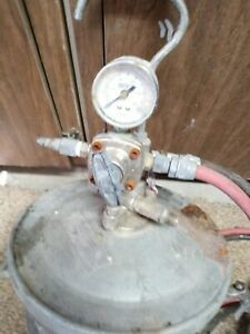 Binks 2 Gallon Pressure Pot With  Gun